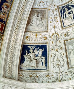 Loggia, mytologisilla reliefipaneeleilla koristellun holvin yksityiskohta, 1520-luvun stukki.
