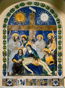 Laskeuma (Pieta)” Jeesus Kristus ja Neitsyt Maria Pyhän Johanneksen ja Pyhän Maria Magdaleenan ympäröimänä ennen ristiä, jossa on kirjoitus INRI (I.N.R.I.) Korkeareliefikeramiikka, kirjoittanut Giovanni della Robbia (1469-1529) 1525 Dim. 287x210 cm Santuar