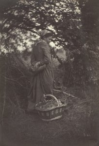 Nainen seisoo korin kanssa maassa, 1870.