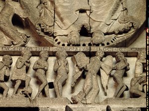 Länsiportaalin tympanum, jossa on viimeistä tuomiota kuvaava yksityiskohta Kristuksen jaloista, enkelistä ja kuolevaisista, n.1130-35, kalkkikivi