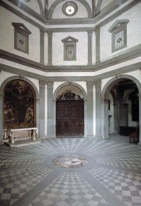 Näkymä Giuliano da Sangallon (1445-1516) hankkeen mukaan rakennetusta kahdeksankulmaisesta sakristista