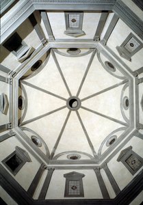 Näkymä Giuliano da Sangallon (1445-1516) hankkeen mukaan rakennetusta kahdeksankulmaisesta sakristista