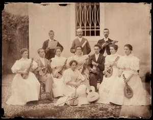 Ryhmäkuva istuvista muusikoista, n. 1900 tekijältä Giuseppe Wulz