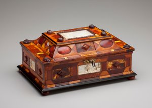 Courtly keltainen arkku, n. 1695 (meripihka, norsunluu, puu, lasi, messinki ja sametti)