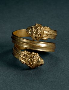 Suuren Kreikan taide: kultasormus leijonaprotomeilla. Loppu 4.-alku 3. vuosisadalla eKr. Tarantosta Italiasta. Taranto, Museo Archeologico Nazionale tekijältä Greek