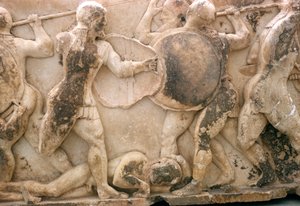 Taistele Patrokloksen ruumiista, Siphnian Treasuryn friisi, n. 525 eKr. (marmori)