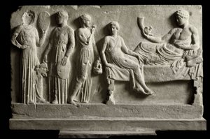Kreikkalainen taide: koomikkojen Dionysos Bacchukselle omistettu matala votiivi-marmorireliefi, se edustaa Euripideksen "Bacchantesia" - 410 eKr. - Ateena, kansallinen arkeologinen museo - Bacchae (Euripideksen (480¿406 eKr.) tragediosta) - Marmorireliefi  tekijältä Greek