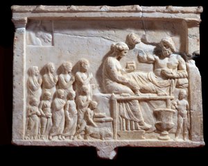 Kreikkalainen taide: juhla-kohtausta edustava reliefi”, 300 eKr. Koko 48x65x6 cm Mantua (mantua) Palazzo Ducale, Coll statuaria, inv n 6684 Italia - Kreikkalainen sivilisaatio: Marmorireliefi, joka edustaa juhlaa (48x65x6 cm - eKr.), 3. vuosisata eKr. , Pa tekijältä Greek