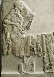 Antiikin kreikkalainen: "" perhe uhraamassa jumalatar Athenalle"" Matala helpotus. 550 eaa. Ateenan akropolilta. Athenes, Akropolis-museo tekijältä Greek