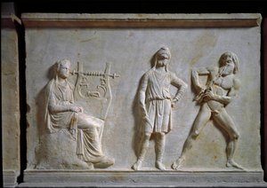 Kreikkalainen taide: musiikkikilpailu Apollon ja Marsyaksen välillä (soitot auloa ja lyyraa). Matala kohokuvio veistetty marmoriin, 320 eKr., kreikkalaista antiikkia. Kansallinen arkeologinen museo, Athenes (Kreikka) tekijältä Greek