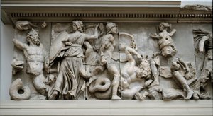 Kreikkalainen taide: Hekate ja Artemis. Zeuksen a Pergamonin alttarin friisi, Eumene II:n matala reliefi tekijältä Greek