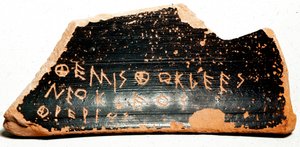 Ostrakon (tai ostracon) (monikko: ostraca tai ostraka), keramiikkasirpaleet, jotka toimivat äänestyslippuina muinaisen Kreikan ostracism-menettelyjen aikana. 480 eaa. Ateena. Agora museo. tekijältä Greek
