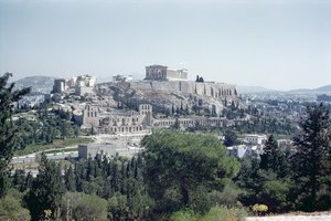 Näkymä länteen Akropolikselle, rakennettu noin 600 eKr.-450 eKr tekijältä Greek School