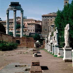 Forum Romanum: Vestalien patsaat. House of Vestals (House of Vestals tai Atrium Vestae). Vasemmalla kreikkalainen Dioscures-temppeli (tai Castorin ja Polluxin temppeli) (5. vuosisadalla eKr.). Rooma