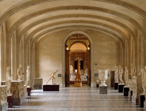 Näkymä Louvre-museon Daru-huoneesta: kreikkalaisen ja roomalaisen antiikkiesineet Borghese-kokoelmasta. Pariisi