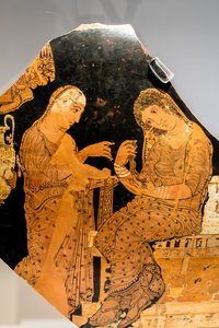 Elektra ja piika Agamemnonin haudalla (Keraaminen, keltainen ja valkoinen) tekijältä Greek School