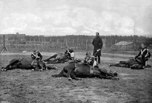 Neljännen Queens Own Hussars -tapojen seurue laskeutui ratsasta vuonna 1896. tekijältä Gregory and Co