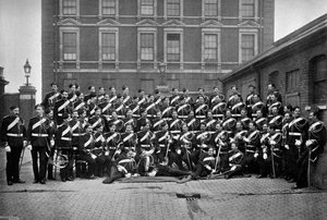 Lontoon Knightsbridgen kasarmin 1. henkivartioston aliupseerit, 1896. tekijältä Gregory and Co