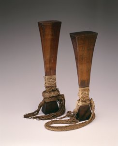 Kaksi sotaklubia, luultavasti 1800-luvulta (puuta) tekijältä Guinean New