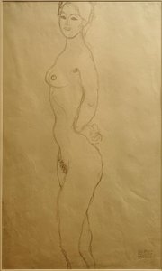 Nainen seisoo alasti vasemmalla, käsi kädessä... tekijältä Gustav Klimt
