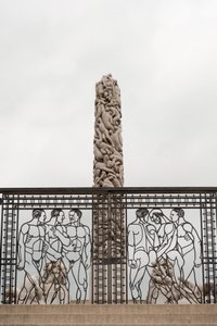 Takorautaportit" Naked Men" ja "People Monolith" graniitista Frogner Parkissa, Oslossa, Norjassa (kuva)