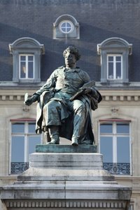 Patsas Alexandre Dumas (1802-1870), ranskalainen kirjailija, kirjailija Kolme muskettisoturia ja kreivi Monte Criston (Monte Cristo), pronssiveistos Gustave Doren (1832-1883). Valokuvaus, KIM Youngtae, Pariisi. tekijältä Gustave Dore
