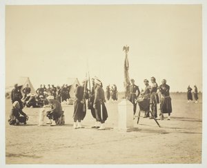 Zouave-rykmentin kohotettu lippu, Camp de Châlons, 1857. tekijältä Gustave Le Gray