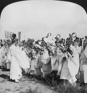 Shintopapit Hitachi Marun uhrien hautajaisissa, Tokio, Japani, 1905