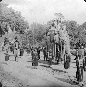 Lordi ja Lady Harding ratsastaa norsulla, Intia, 1913.