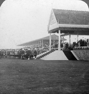 Queen Mary 1867-1953 jakamassa palkintoja sotilasturnauksessa Delhissä, Intiassa, 1900-luvun alussa.