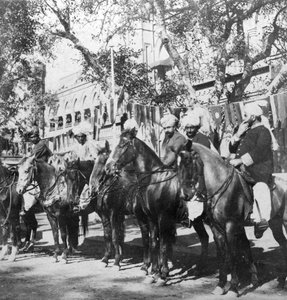 Punjabi-ratsumiehiä rautatieaseman ulkopuolella Delhissä, Intiassa, 1900-luku.