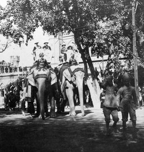 Varapäällikkö ja hänen tyttärensä osallistuvat norsukulkueeseen Delhissä, Intiassa, 1900-luku.