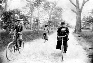 Maynard MacDonald ja hänen isoäitinsä Hannah Maynard pyöräilemässä Beacon Hill Parkissa, Victoria, noin 1895 (svetokuvassa).