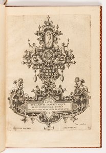 Kilpi 1, otsikkosivu kymmenen hengen sarjasta, otsikolla Monilium Bullarum Inauriumque Artificocissimae Icones, Ioannis Collaert Opus Postremum (Kaulakorujen, riipuksien ja korvakorujen suunnittelu, Joannis Collaertin lopputyö)