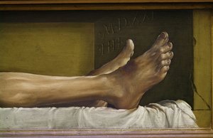 Kuolleen Kristuksen ruumis, yksityiskohta jaloista ja teoksen signeeraus ja päivämäärä, 1521 tempera kalkkipuulla tekijältä Hans Holbein der Jüngere