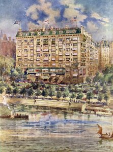 Savoy-hotellin joen edustalla