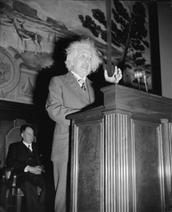 Albert Einstein puhuu, n. 1940 (m/v kuva)