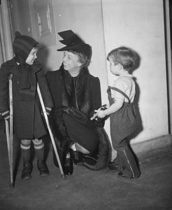 Ensimmäinen nainen Eleanor Roosevelt vierailee lastensairaalassa Washington DC:ssä, USA:ssa tammikuussa 1939 (m/v kuva)