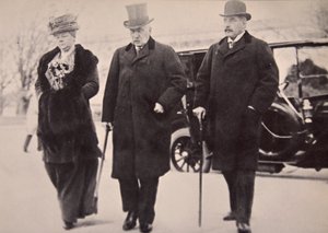 John Pierpont Morgan poikansa ja tyttärensä kanssa Money Trust Investigationissa (seepiakuva)