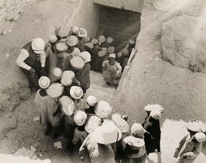 Tutankhamonin haudan sulkeminen, Kuninkaiden laakso, helmikuu 1923 (gelatiinihopeaprintti)
