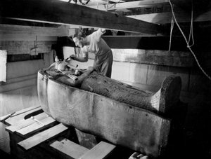 Faarao Tutankhamonin haudan löytö Kuninkaiden laaksossa (Egypti): hautakammiossa, Howard Carter työskentelee toisen arkun kannen parissa, lokakuu 1925, valokuva Harry Burton (p1568)