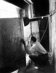 Farao Tutankhamonin haudan löytö Kuninkaiden laaksossa (Egypti): Howard Carter katselee toisen pyhäkön ovista, 4. tammikuuta
