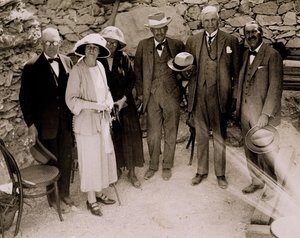 Howard Carter (1873-1939) ja joukko eurooppalaisia seisomassa Tutankhamonin haudan kaivausten vieressä Kuninkaiden laaksossa (gelatiinihopeaprintti)
