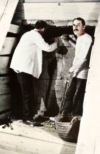 Howard Carter ja kollega kaivamassa hautaa Kuninkaiden laaksossa Egyptissä, 1922