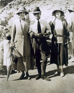 L to R: Lady Somerleyton, eversti Watson Pasha ja Hon. Lady Alexander Tutankhamonin haudalla, Kuninkaiden laaksossa