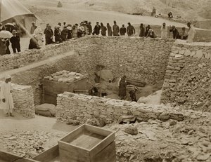 Lordi Carnarvon (1866-1923) Lady Evelyn Herbert ja Howard Carter (1873-1939) Tutankhamonin haudalla, Kuninkaiden laaksossa (gelatiinihopeaprintti)