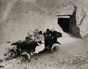 Lordi Carnarvonin ensimmäinen vierailu Kuninkaiden laaksoon: Lordi Carnarvon (1866-1923) ja juhlat autossa