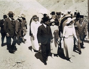 Belgialaisten kuningatar (keskellä johtava) Lord Allenby (äärivasemmalla) ja Lady Allenby lähestyvät Tutankhamonin haudan sisäänkäyntiä Kuninkaiden laaksossa