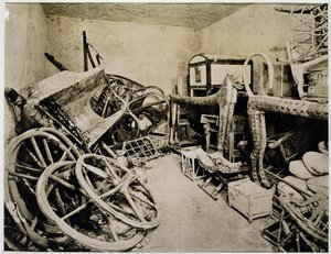 Näkymä Tutankhamonin haudan etuhuoneesta etelään, Kuninkaiden laakso, marraskuu 1922 (gelatiinihopeaprintti)