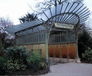 Hector Guimardin (1867-1942) valmistama metroaseman suu, Pariisi. 20. vuosisata